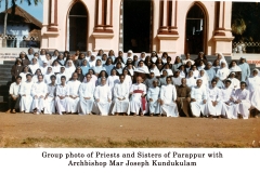 35 Group photo of fathers and sisters of Parappur with Archbp. Joseph Kundukulam